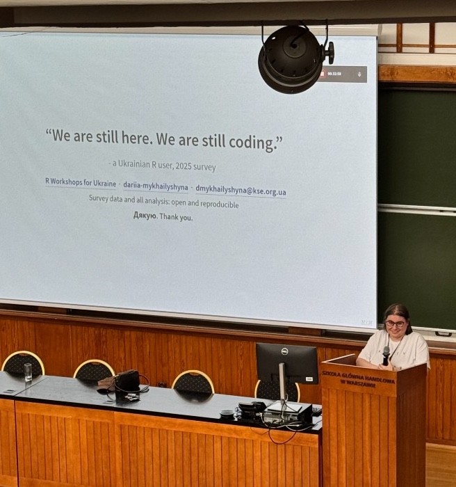 Dariia Mykhailyshyna, Kyiv School of Economics, presenting a survey of R users in Ukraine