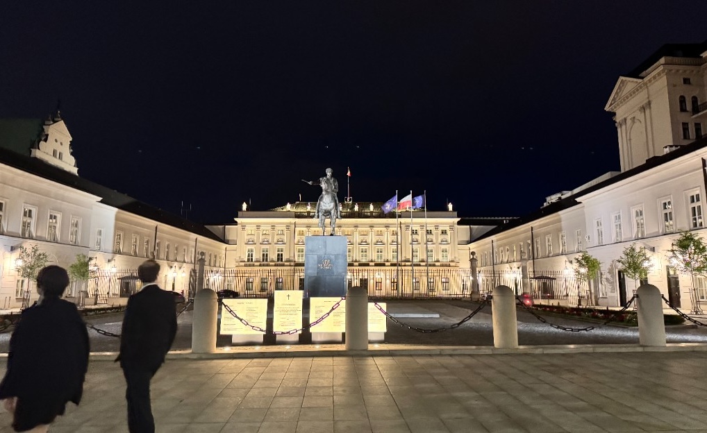 Presidential Palace in Warsaw at night